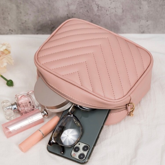 ❤️Pink Quilted Chevron Crossbody Purse - Picture 4 of 5